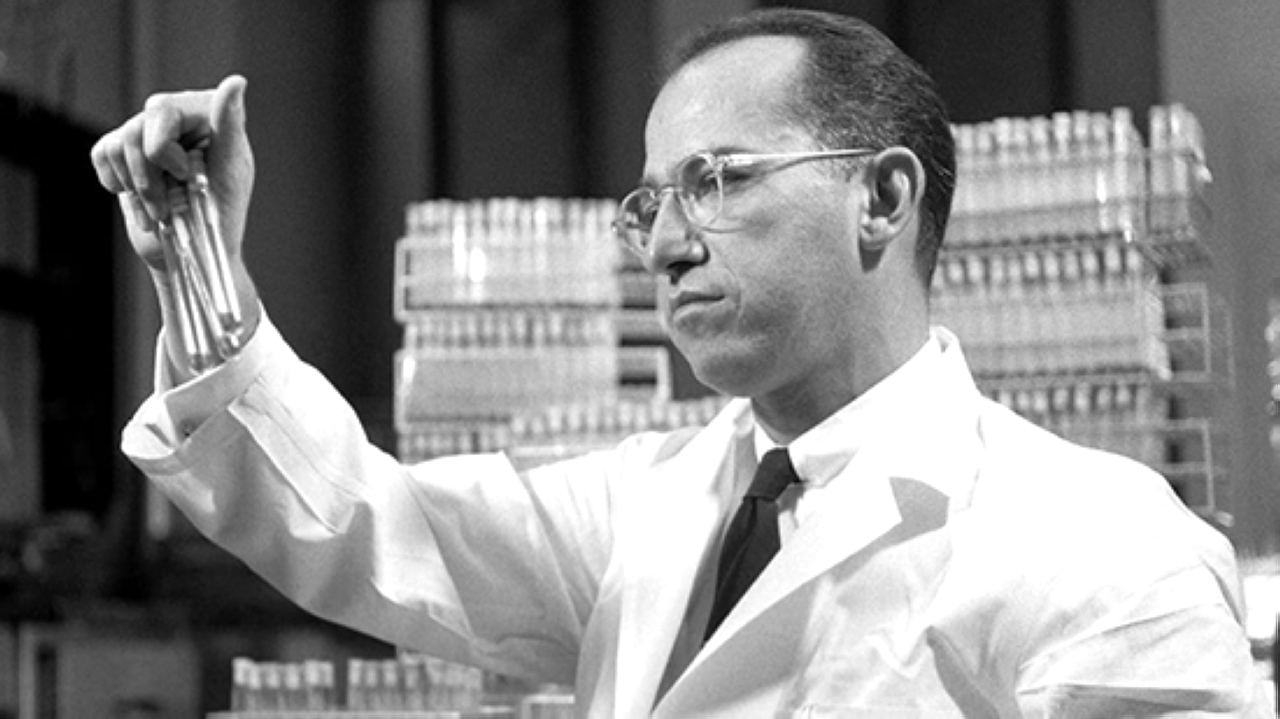 الصورة : 1953 العالم الأمريكي يوناس سولك يكتشف مصلاً ضد شلل الأطفال.