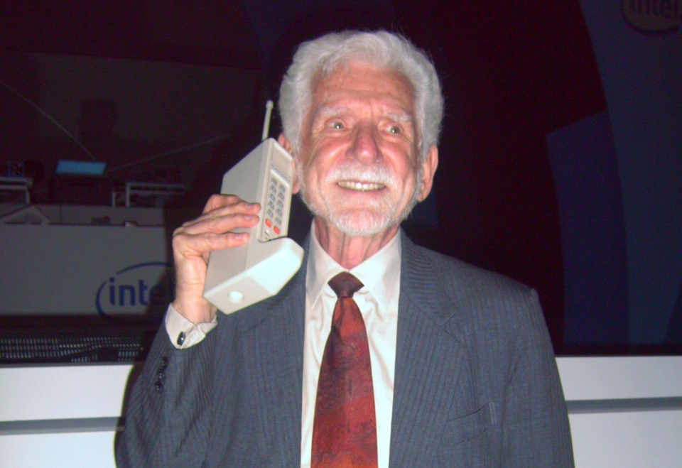 الصورة : 1973المخترع الأمريكي مارتن كوبر يجري أول مكالمة هاتفية في التاريخ عبر الهاتف النقال.
