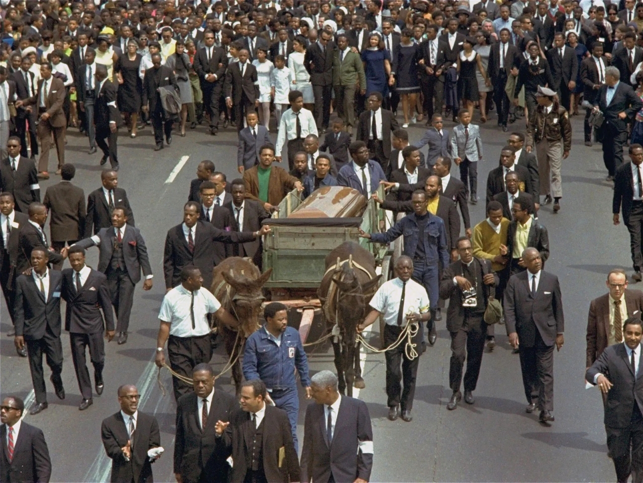 الصورة : 1968 اغتيال القس مارتن لوثر كنغ راعي الحقوق المدنية في أمريكا بمدينة ممفيس