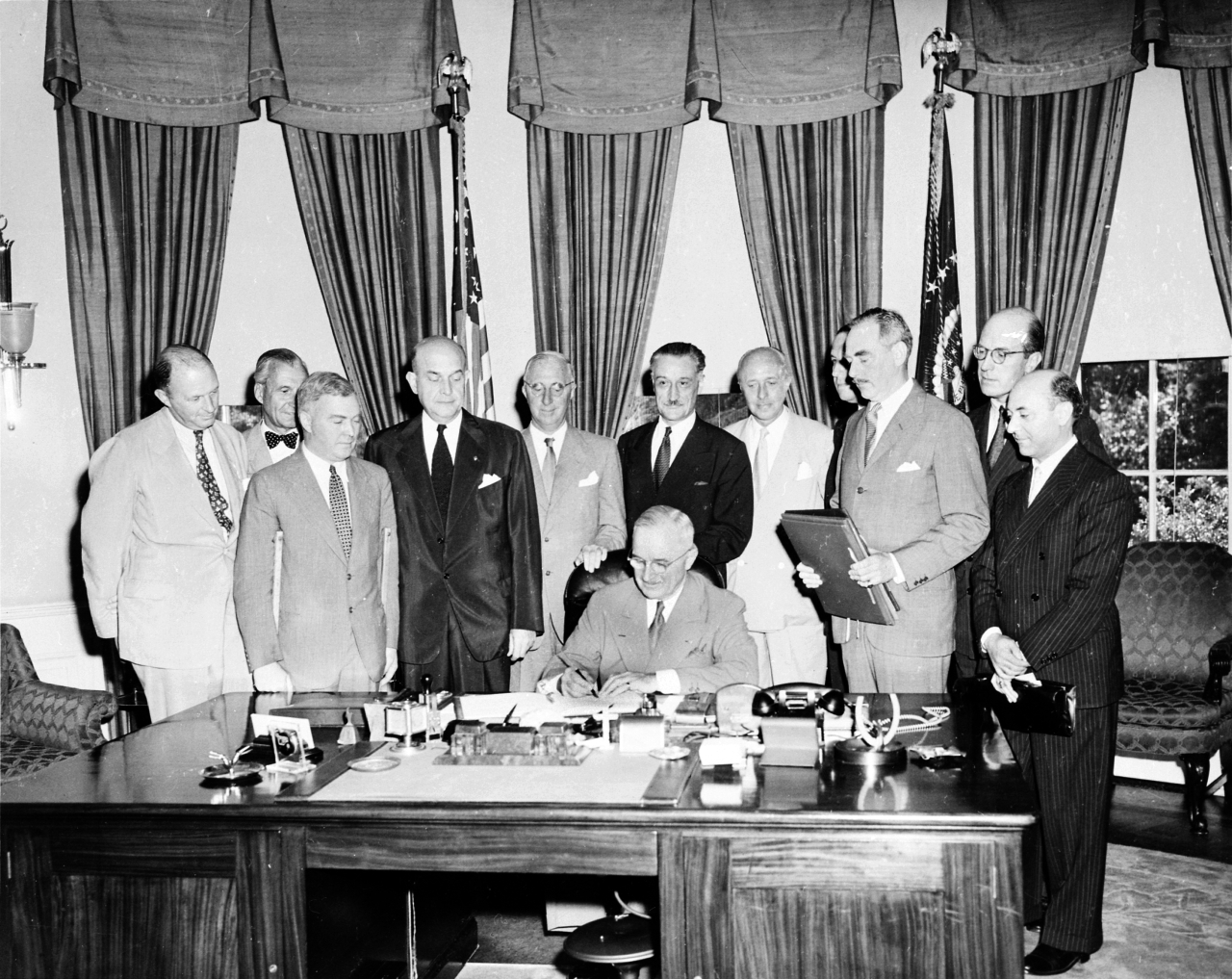 الصورة : 1949  12 دولة توقع في واشنطن معاهدة تأسيس حلف شمال الأطلسي (الناتو)
