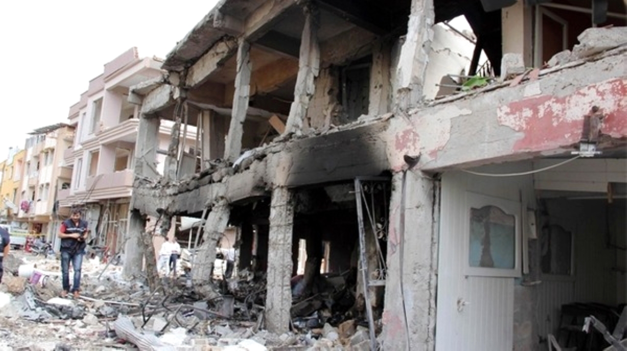 الصورة : 2013 مصرع 52 شخصاً بتفجير في مدينة الريحانية بتركيا.