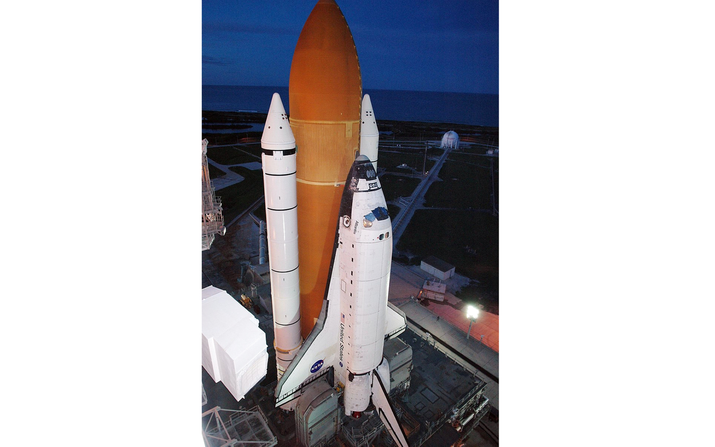 الصورة : 2009 مكوك الفضاء أتلانتس ينطلق برحلة لإصلاح تلسكوب فضاء في المهمة «STS - 125».