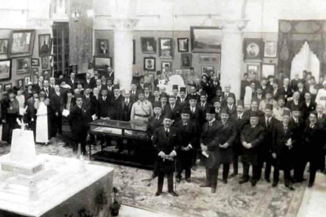 الصورة : 1908 افتتاح مدرسة الفنون الجميلة المصرية بالقاهرة، والمثّال محمود مختار هو أول الملتحقين.