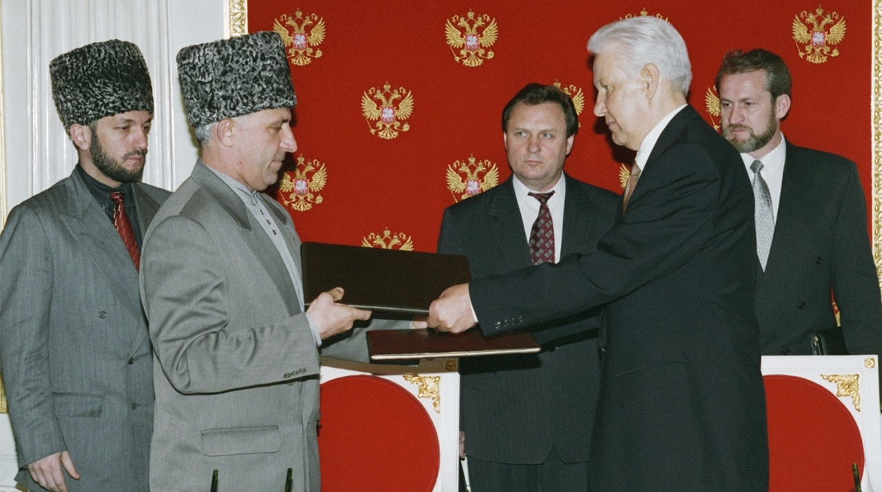 الصورة : 1997 اتفاق سلام بين روسيا والمقاتلين الشيشان هو الأول من نوعة منذ أكثر من 400 عام.