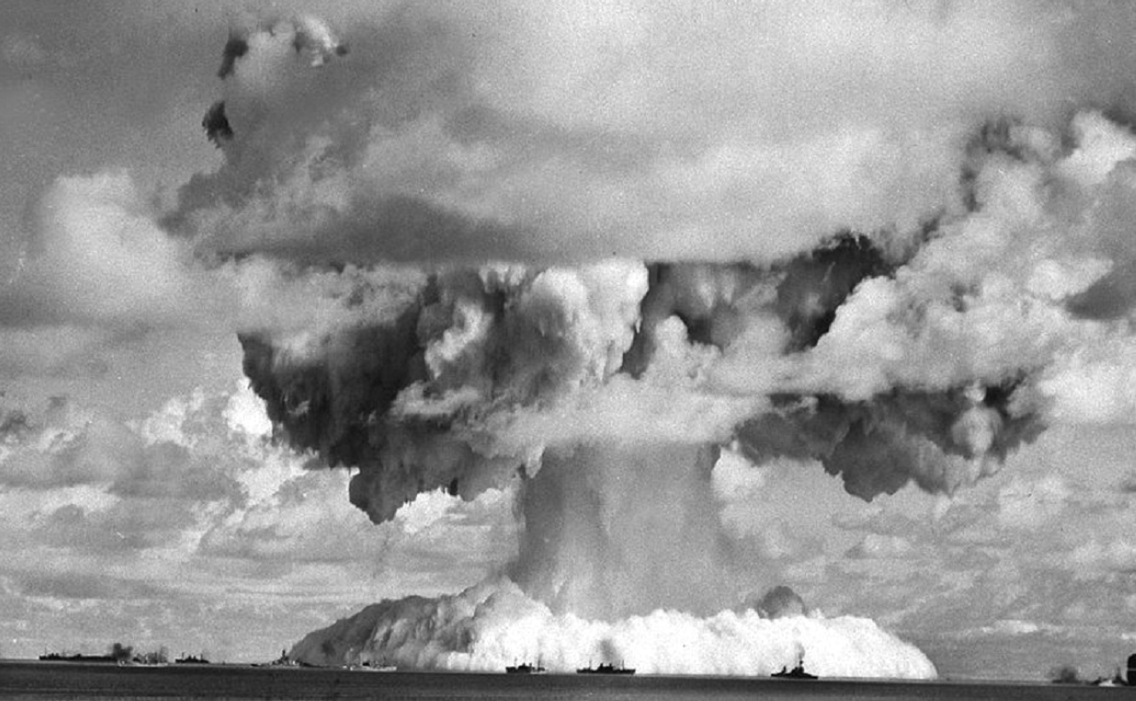 الصورة : 1951 الولايات المتحدة الأمريكية تجري تجربة تفجير لقنبلة هيدروجينية في المحيط الهادي.