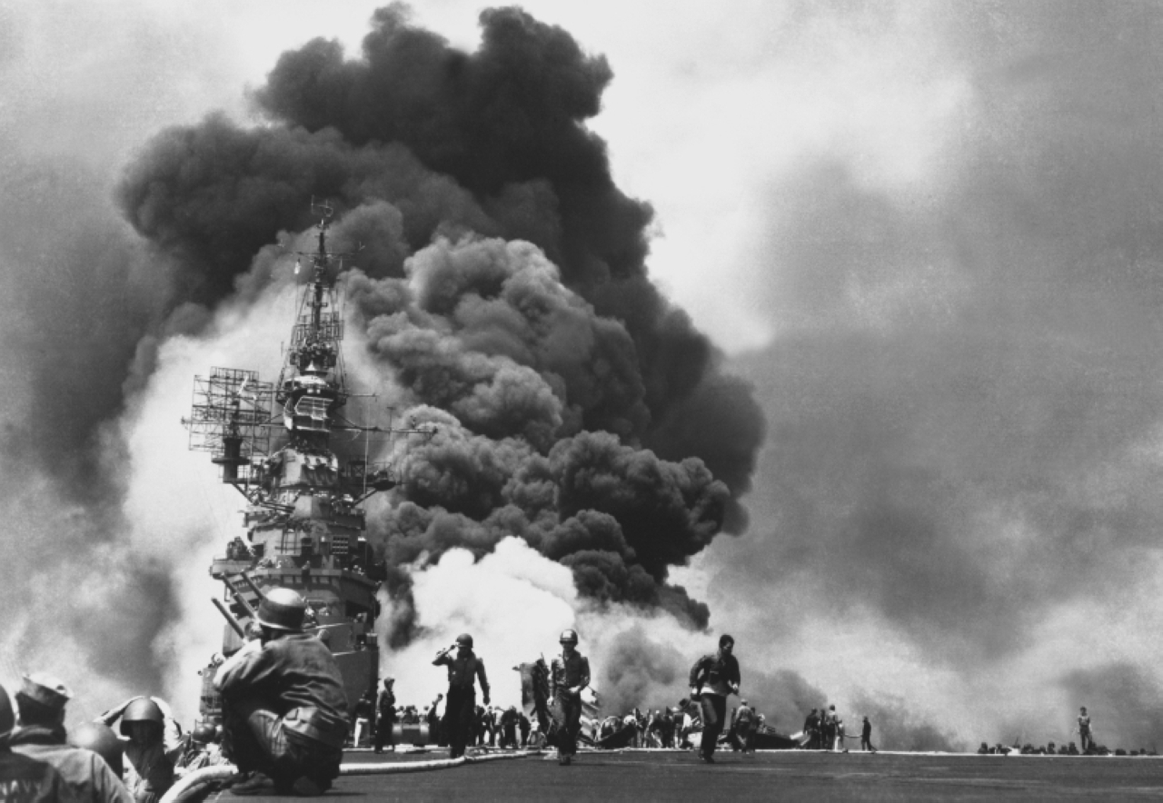 الصورة : 1945 الطيارون الانتحاريون اليابانيون (الكاميكازي) يدمرون حاملة الطائرات الأمريكية «إنتربرايز».