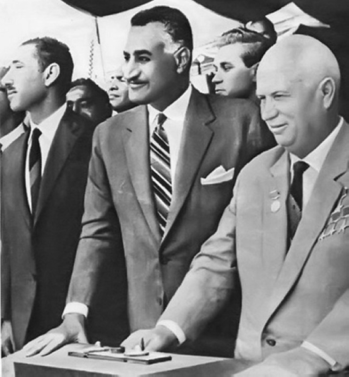 الصورة : 1964 الاحتفال بتحويل مجرى نهر النيل عند السد العالي بحضور الزعيم السوفييتي خروشوف.