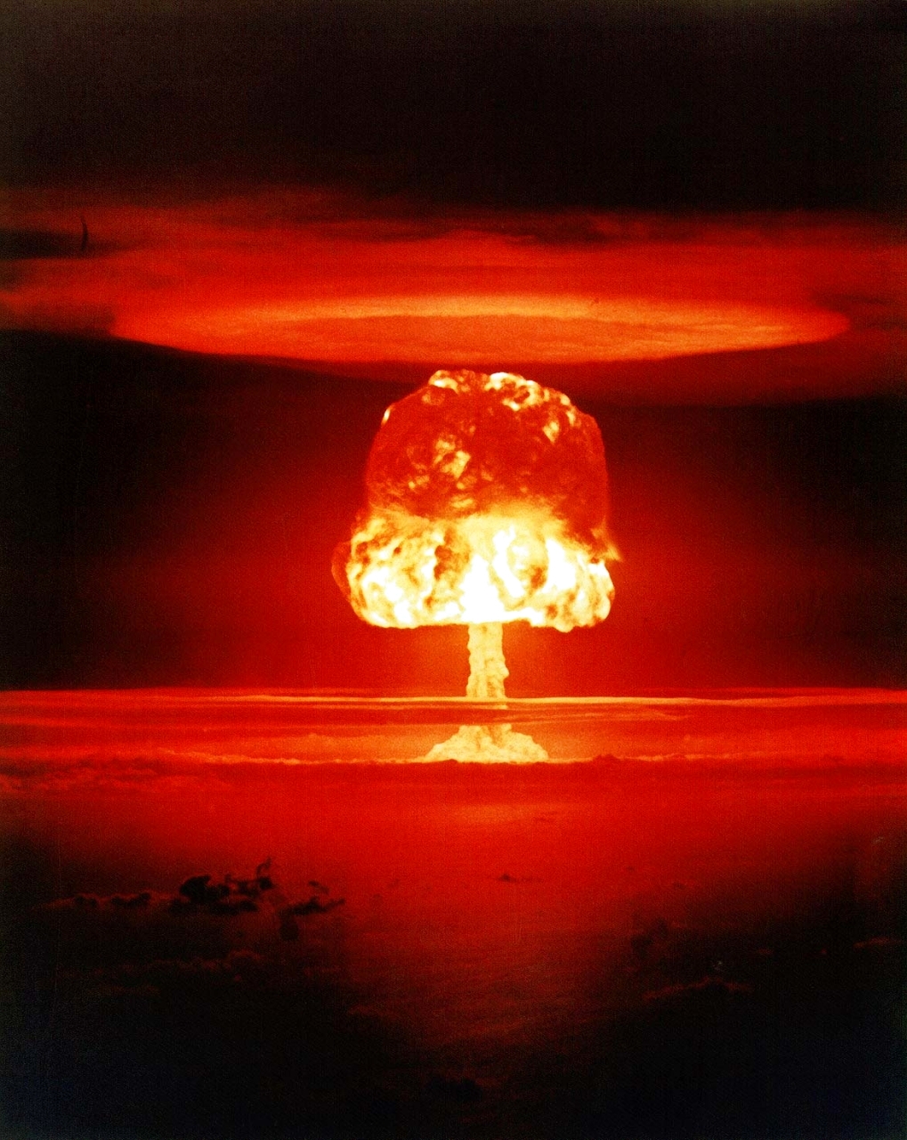 الصورة : 1957 المملكة المتحدة تفجر قنبلتها الهيدروجينية في المحيط الهادي.