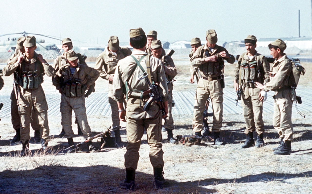 الصورة : 1988 الجيش السوفيتي يبدأ انسحابه من أفغانستان بعد 9 سنوات من غزوها.