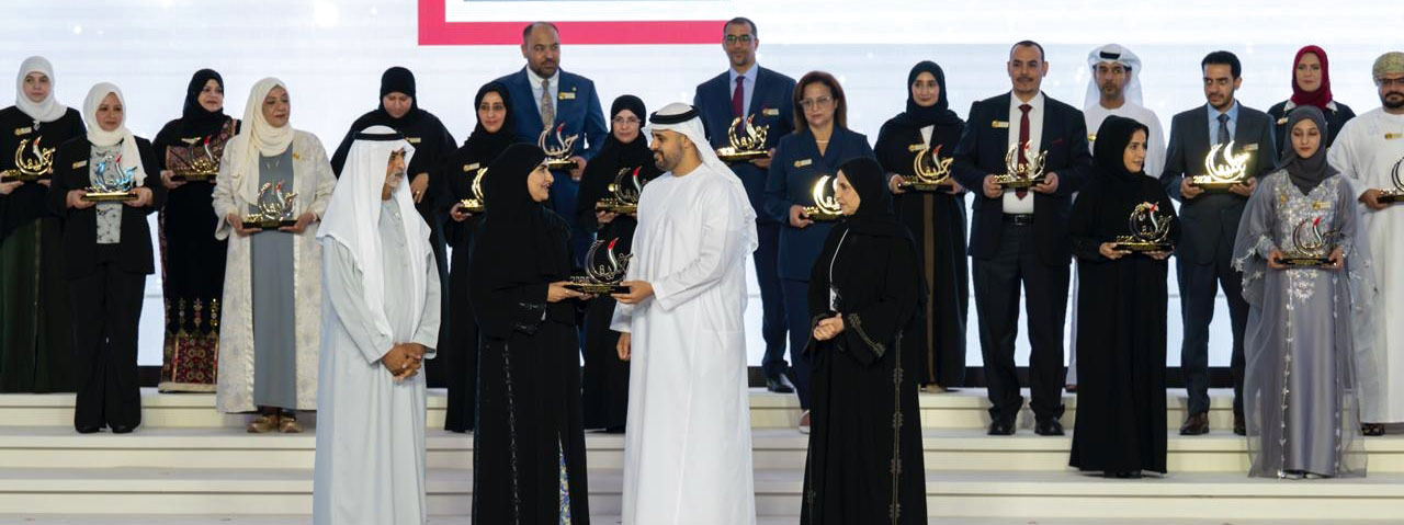 الصورة : ذياب بن محمد ونهيان بن مبارك خلال تكريم الفائزين | من المصدر