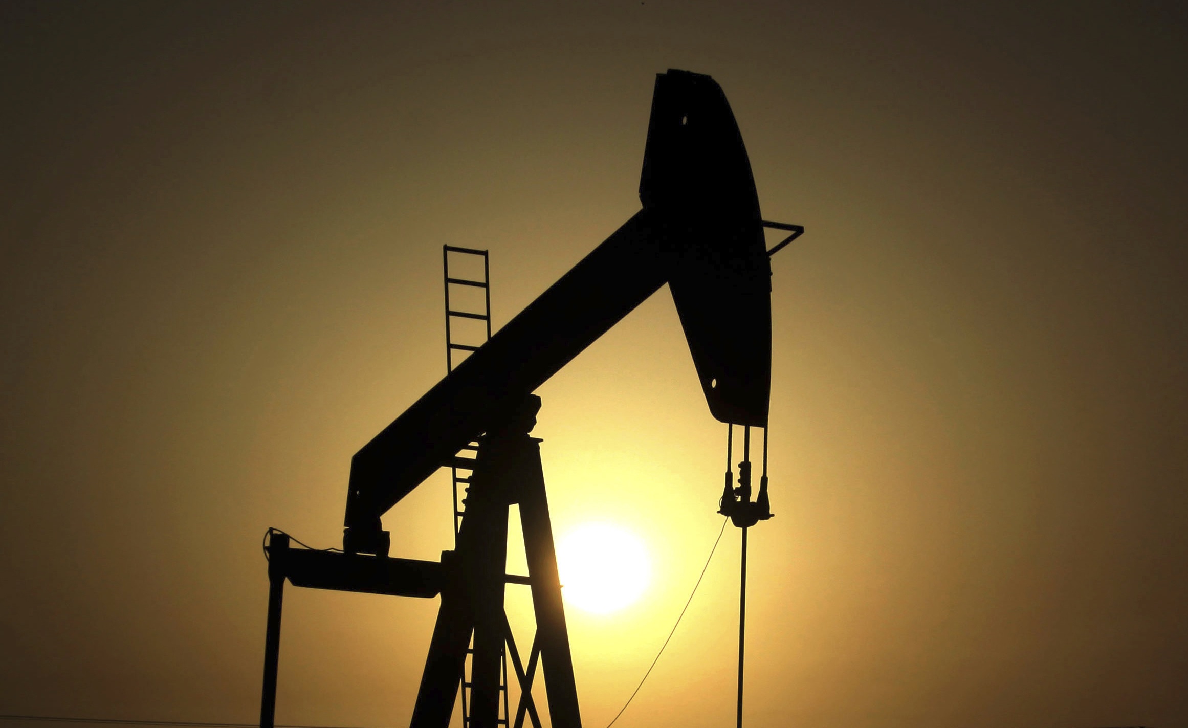 ارتفاع أسعار النفط وسط غموض يكتنف مصير الرئيس الإيراني