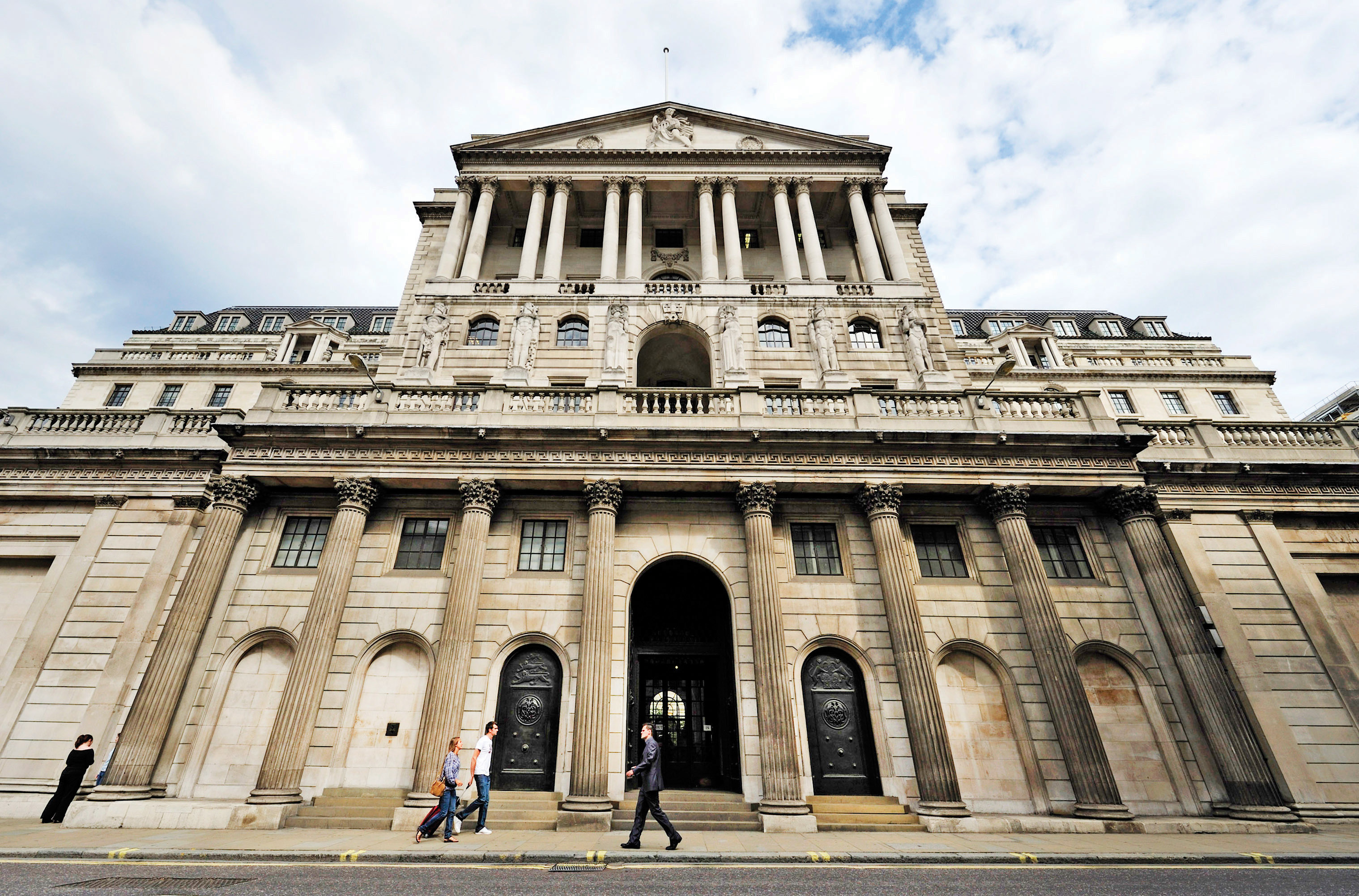 نائب محافظ بنك إنجلترا المركزي يتوقع خفض الفائدة البريطانية خلال الصيف