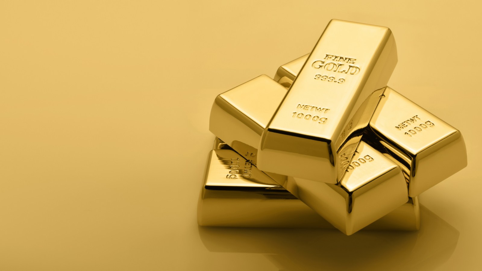 الذهب يتراجع مع ارتفاع الدولار وعوائد السندات والأنظار على التضخم