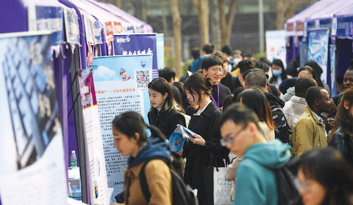 بكين تعطي الأولوية لاستحداث وظائف للشباب