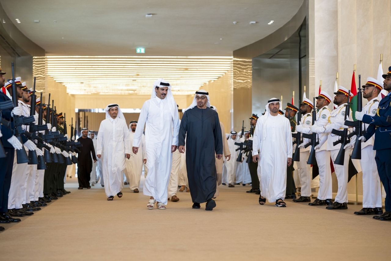 الصورة : رئيس الدولة خلال استقبال أمير قطر بحضور سيف بن زايد ومحمد آل ثاني ومحمد بن حمد