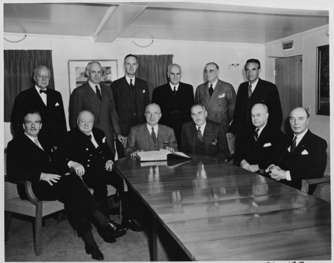الصورة : 1947 وزير خارجية أمريكا جورج مارشال يعلن خطته لإعادة إعمار أوروبا بعد الحرب العالمية الثانية.