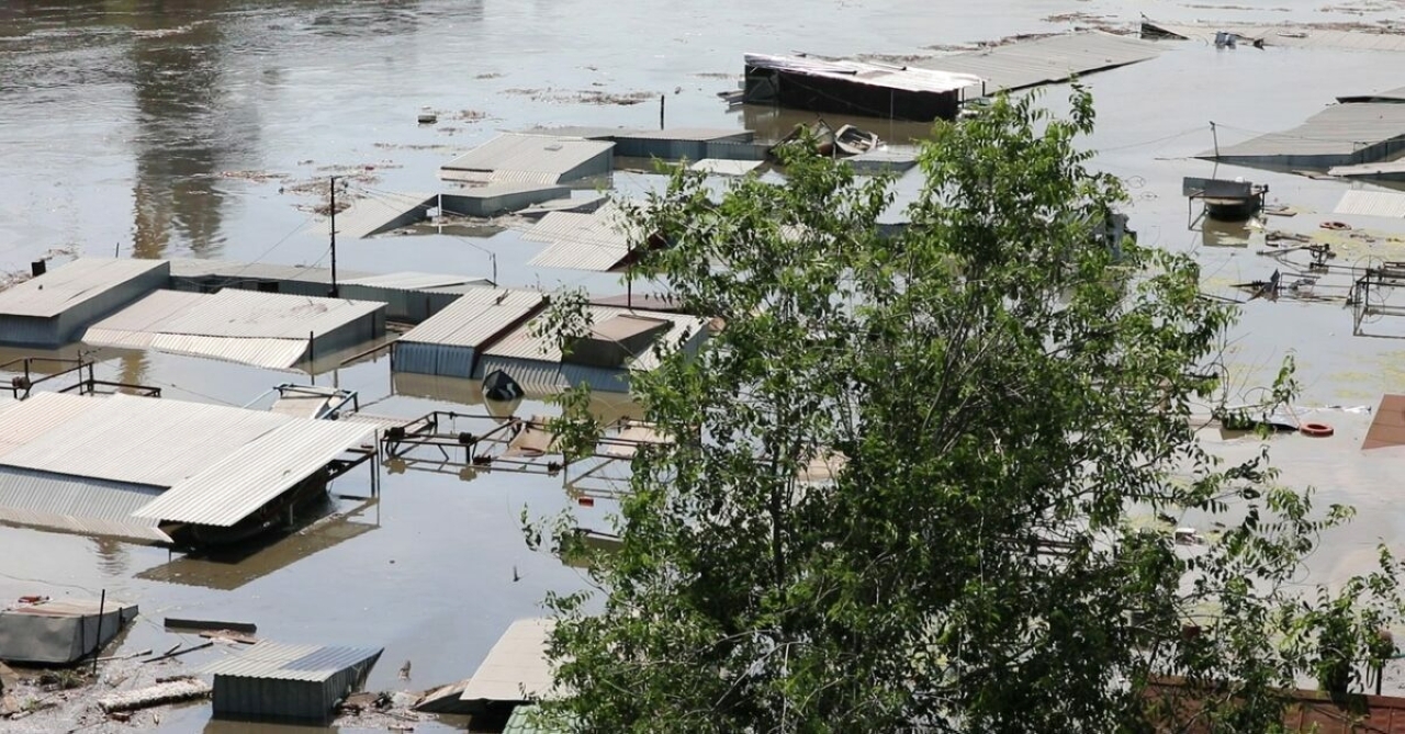 الصورة : 2023 تدمير سد كاخوفكا الواقع على نهر دنيبر في مقاطعة خيرسون بأوكرانيا؛ ما سبب فيضانات واسعة.