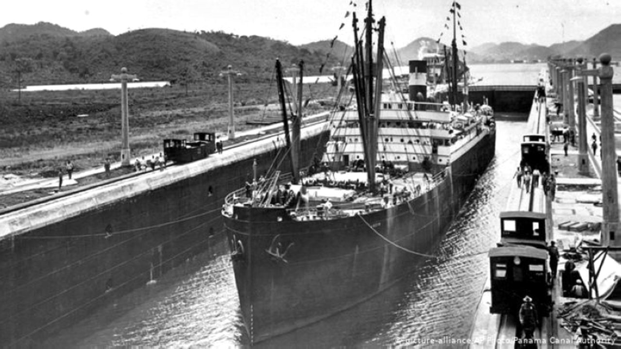 الصورة : 1914 أول سفينة تعبر قناة بنما.