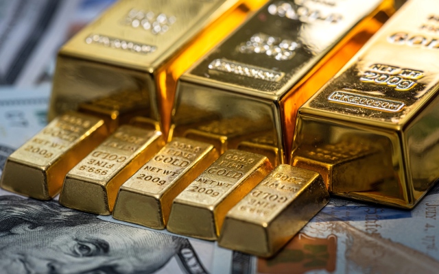الصورة: الصورة: الذهب يتجه لأول مكاسب في 3 أسابيع مع تراجع الدولار