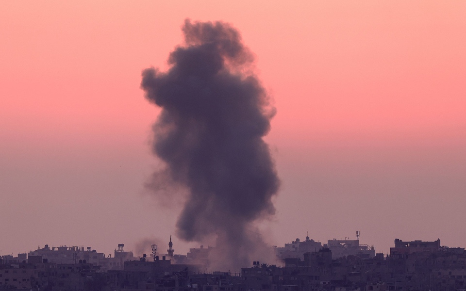الصورة: الصورة: استمرار القصف على قطاع غزة مع دخول الحرب شهرها التاسع