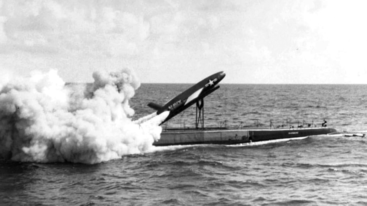 الصورة : 1959 الغواصة «يو إس إس باربيرو» و«بريد أمريكا»، يحاولان توصيل البريد عبر «الصواريخ».
