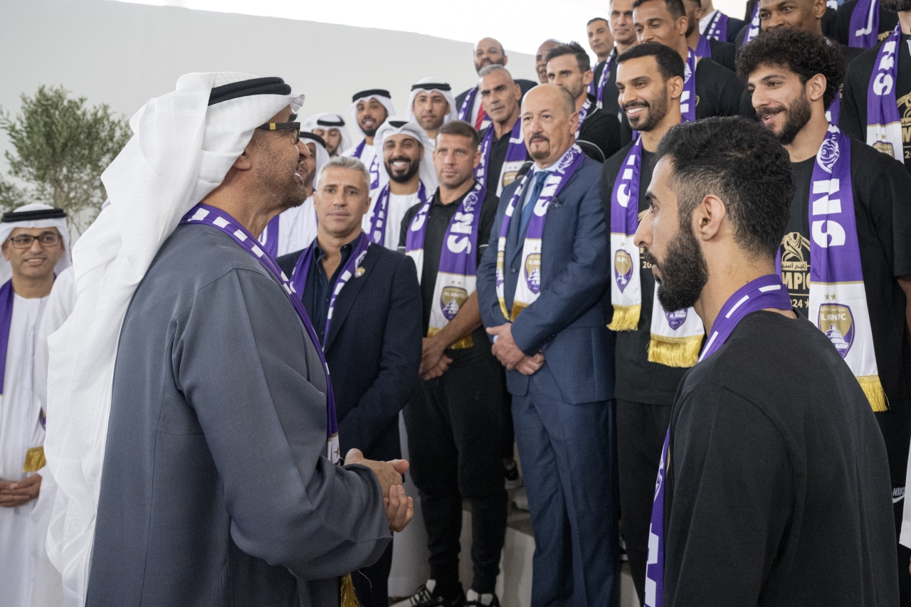 الصورة : محمد بن زايد يتحدث إلى لاعبي فريق العين بطل آسيا خلال الاستقبال | تصوير: عبد الله البدواوي