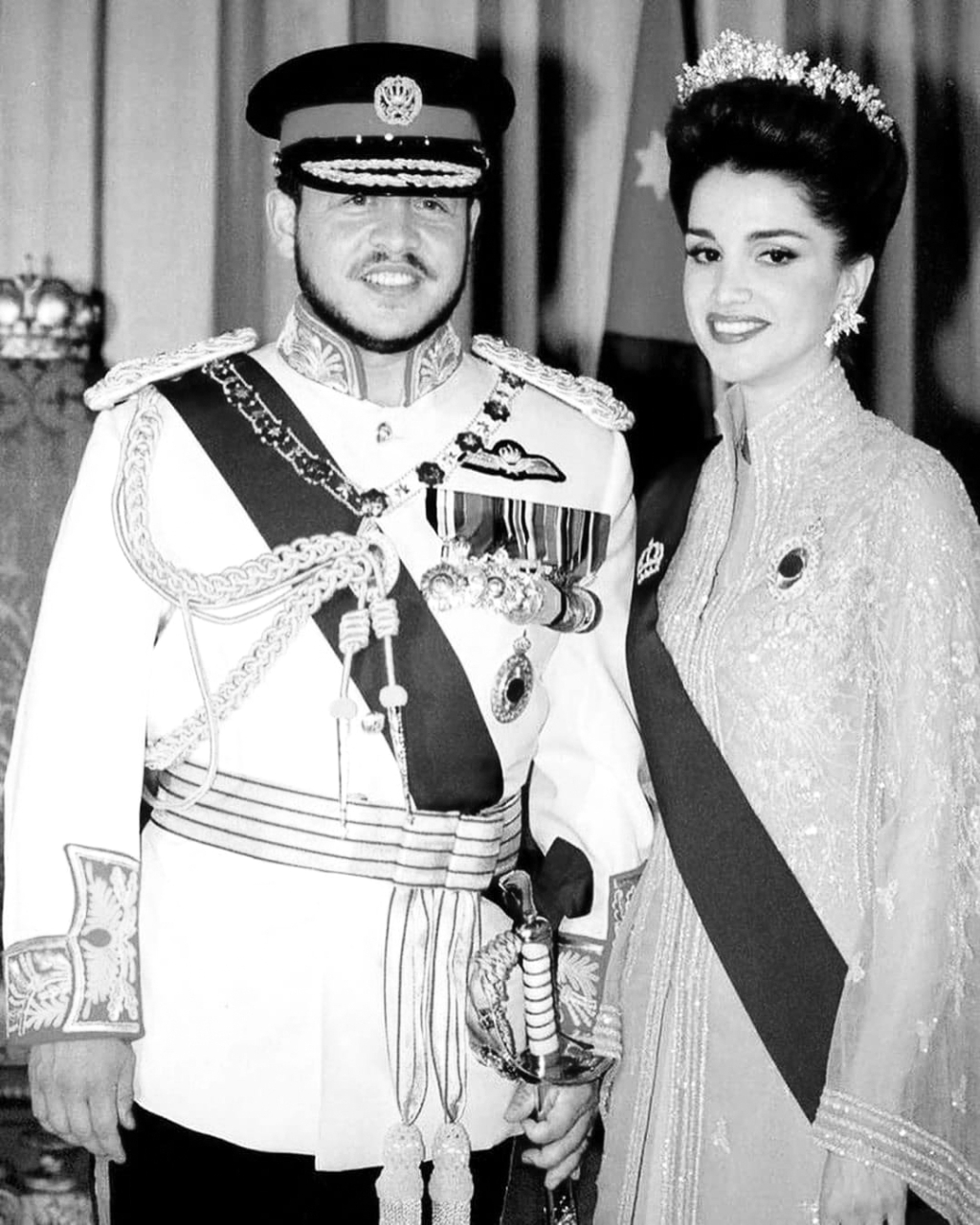 الصورة : 1999 رانيا العبد الله تتوج ملكة على الأردن، يوم احتفال الملك عبد الله الثاني بتتويجه على العرش.