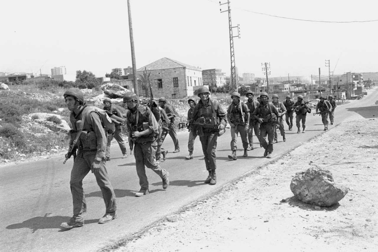 الصورة : 1985 إسرائيل تسحب قواتها من معظم الأراضي اللبنانية خلال الاجتياح عام 1982.