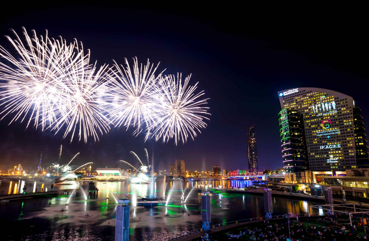 الصورة : عروض الألعاب النارية تتألق في سماء دبي خلال العيد| من المصدر