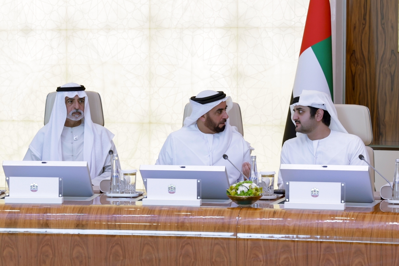 الصورة : مكتوم بن محمد وسيف بن زايد ونهيان بن مبارك خلال اجتماع المجلس