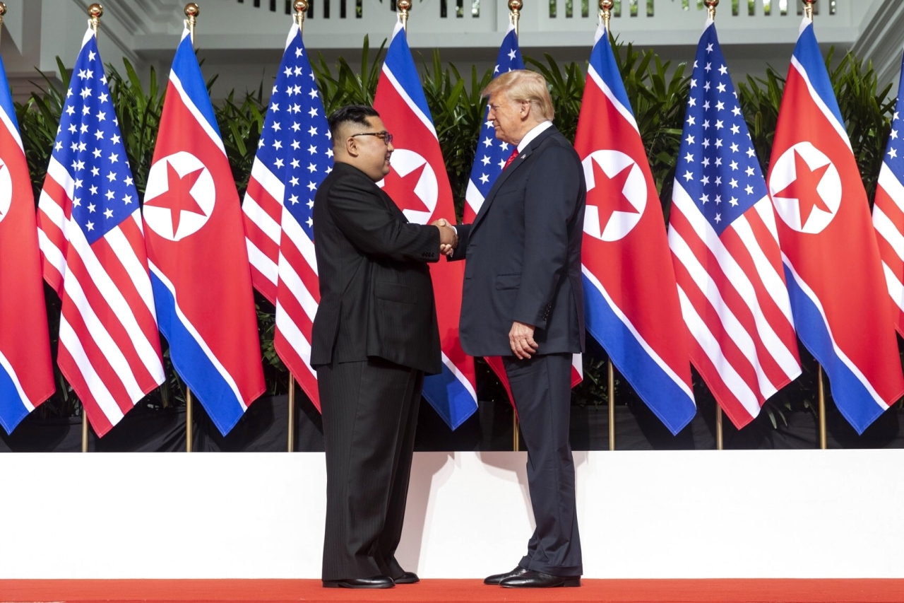 الصورة : 2018 انعقاد قمة ترامب-كيم بين رئيسي الولايات المتحدة وكوريا الشمالية في سنغافورة.