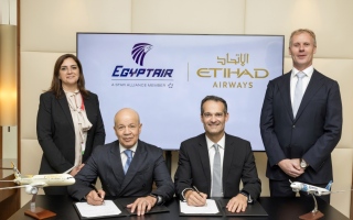 الصورة: الصورة: مذكرة تفاهم لتعزيز العلاقات التجارية والتشغيلية بين «الاتحاد» ومصر للطيران