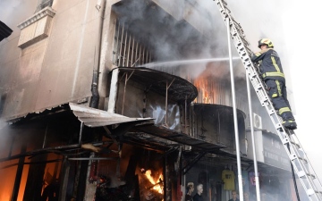 الصورة: الصورة: البحرين.. الدفاع المدني يخمد حريقا اندلع بسوق المنامة القديم