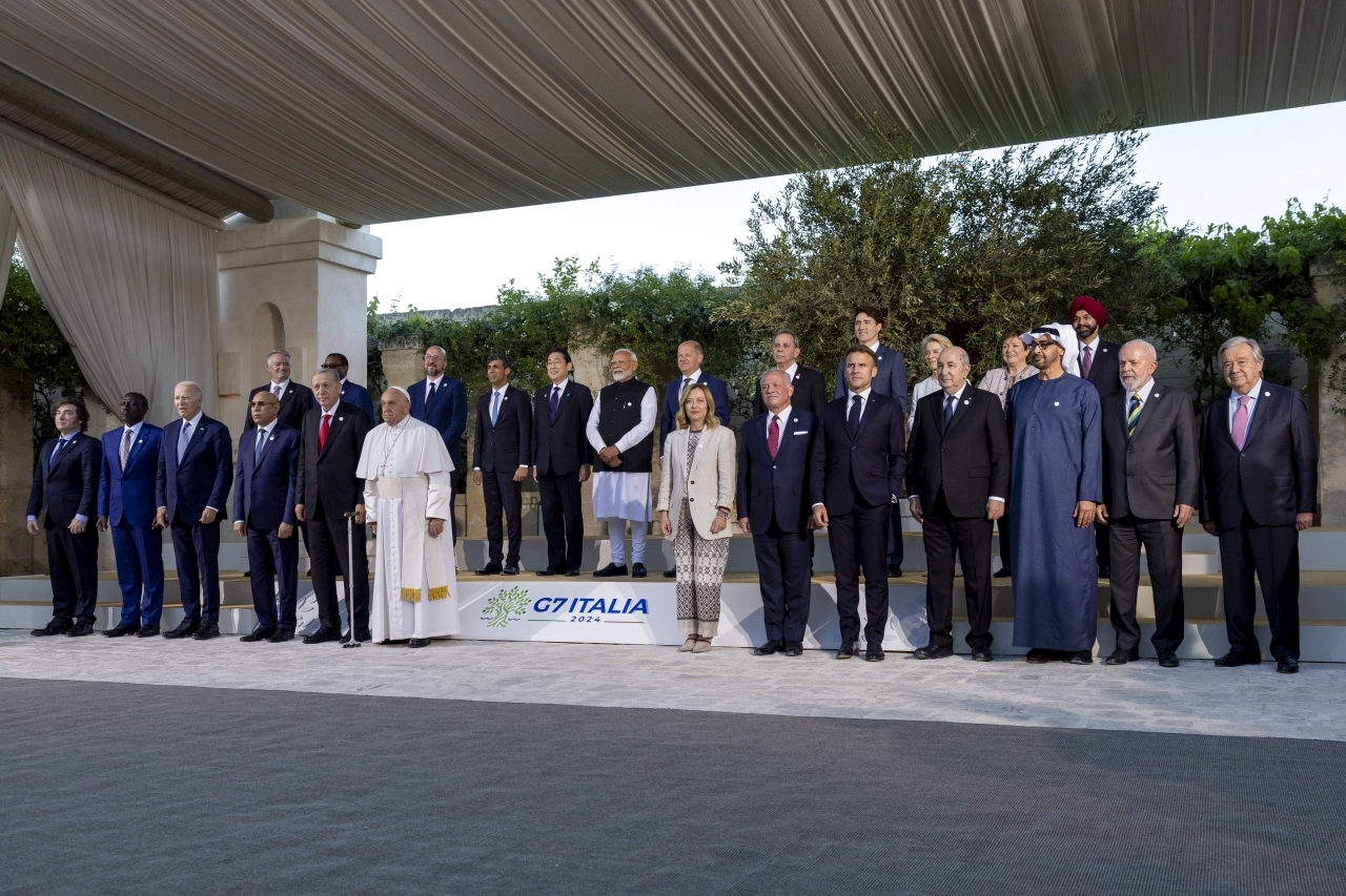 الصورة : محمد بن زايد خلال القمة بحضور عدد من رؤساء الدول والحكومات وكبار المسؤولين الدوليين