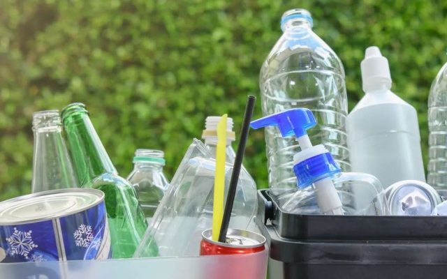 الصورة: الصورة: علماء روس يستخلصون النفط من النفايات البلاستيكية بمساعدة الماء