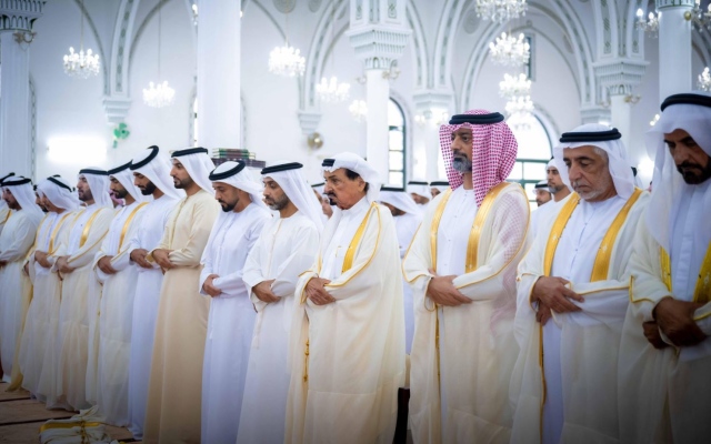 الصورة: الصورة: حاكم عجمان وولي عهده والشيوخ يؤدون صلاة عيد الأضحى بجامع الشيخ راشد بن حميد