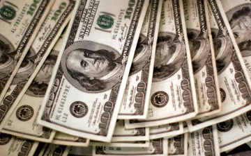 الصورة: الصورة: الدولار يحتفظ بقوته واليورو يتأثر بعدم اليقين السياسي