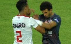 الصورة: الصورة: الزمالك يعاقب محمد عواد بسبب اعتدائه على زميله في مباراة المصري