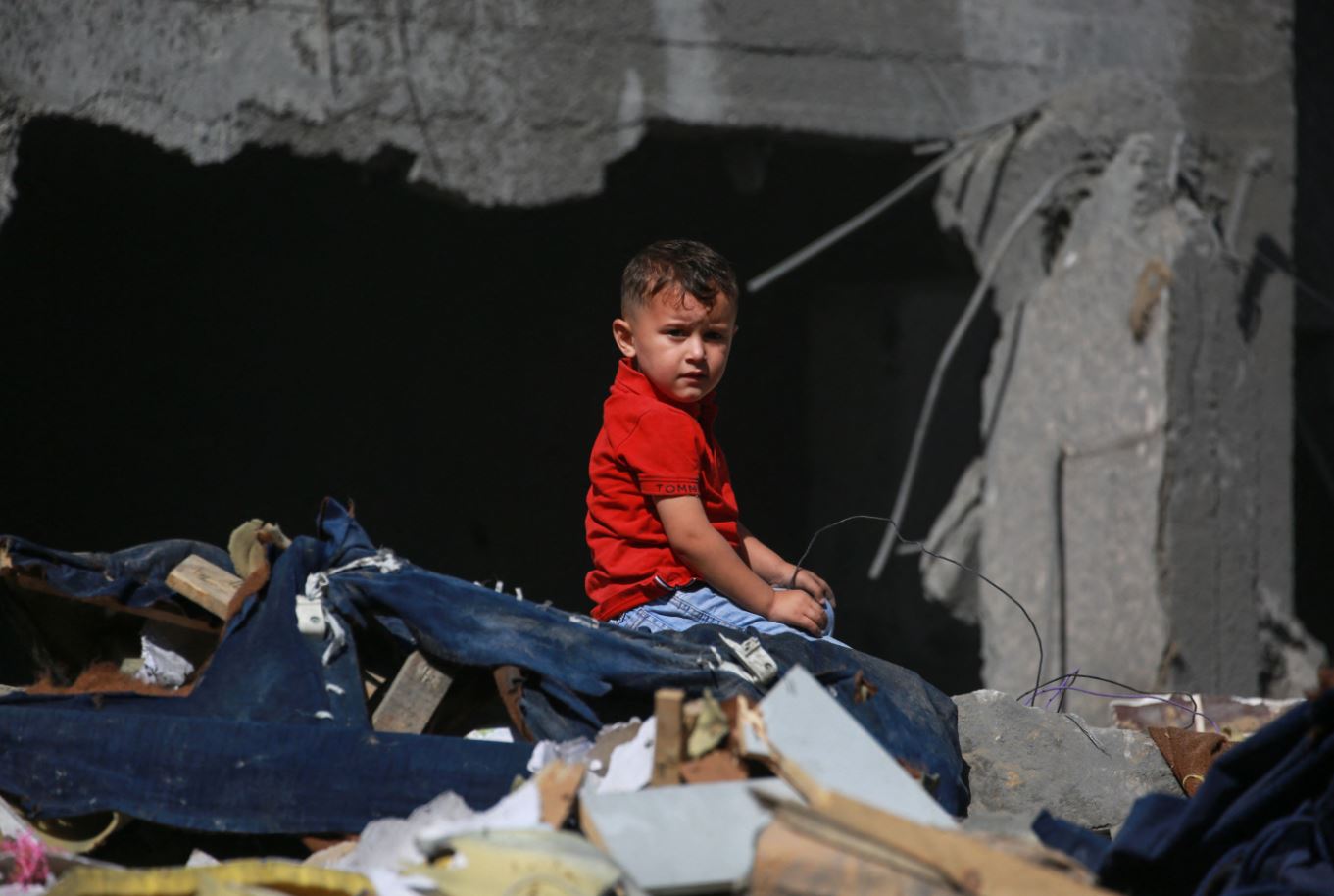 قوات إسرائيلية تواصل التوغل في رفح وتقتل 17 شخصاً في مخيمات بوسط غزة