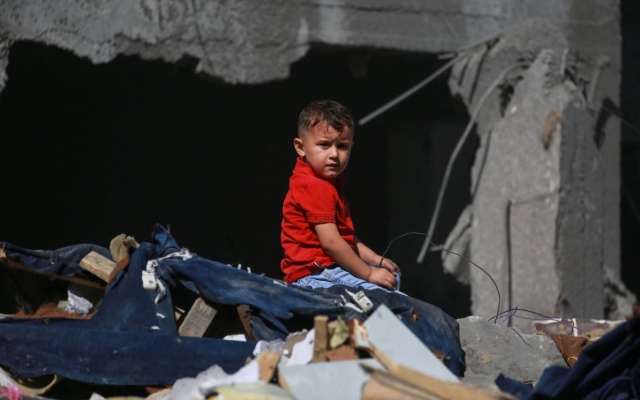الصورة: الصورة: قوات إسرائيلية تواصل التوغل في رفح وتقتل 17 شخصاً في مخيمات بوسط غزة