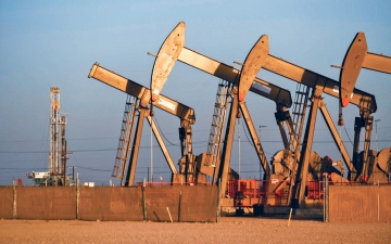 الصورة: الصورة: أسعار النفط ترتفع بدعم توقعات تراجع المخزونات الأمريكية ورهانات الفائدة