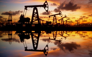 الصورة: الصورة: تراجع أسعار النفط وسط مكاسب للدولار وترقب بيانات أمريكية