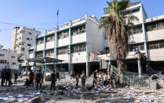 الصورة: الصورة: استهداف مدرستين ومخيم بغزة.. وبايدن متمسك بالصفقة