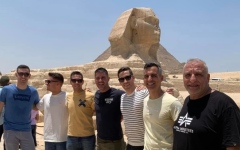 الصورة: الصورة: بعد إلغاء المباراة.. جولة سياحية لحكام القمة المصرية في الأهرامات
