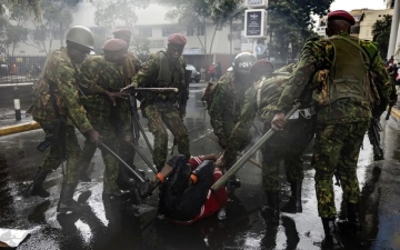 الصورة: الصورة: كينيا..احتجاجات متواصلة رغم التراجع عن الموازنة