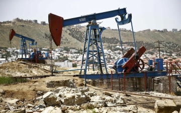 الصورة: الصورة: النفط يصعد وسط توتّرات الشرق الأوسط رغم زيادة المخزونات الأمريكية