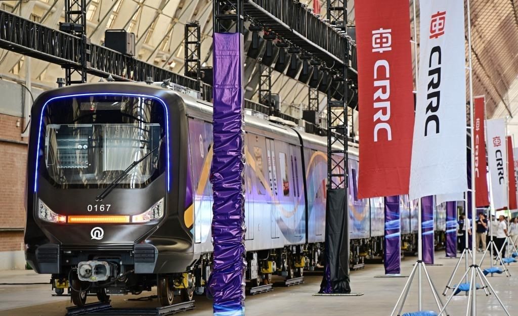 تشينغداو الصينية تختبر أول مترو أنفاق في العالم مصنوع من ألياف الكربون