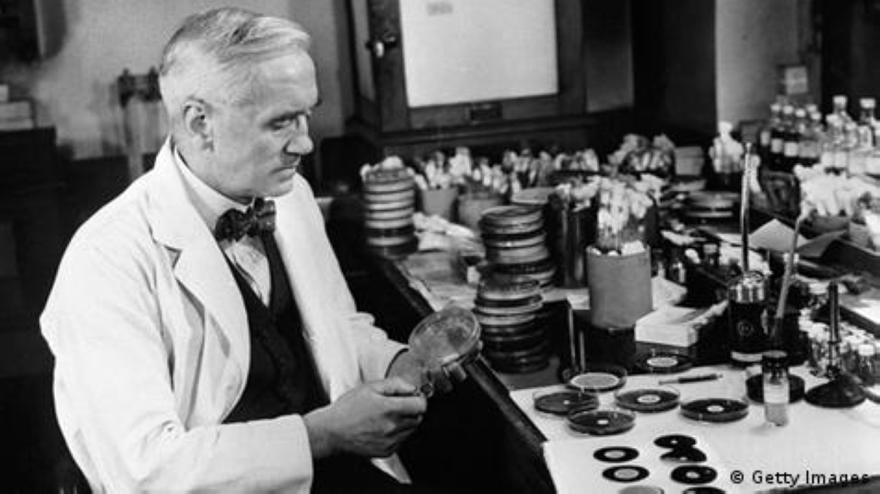 الصورة : 1928 - اكتشاف دواء البنسلين على يد ألكسندر فليمنغ.