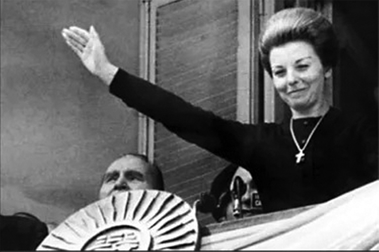 الصورة : 1974 - إيزابيلا بيرون أرملة الرئيس خوان بيرون تقسم اليمين كأول رئيسة لجمهورية الأرجنتين.