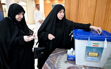 الصورة: الصورة: الإيرانيون يدلون بأصواتهم لاختيار رئيسهم الجديد